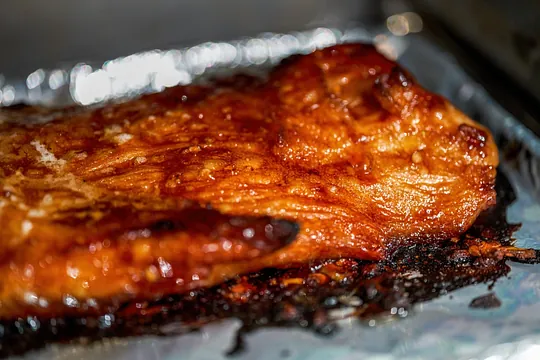 pieza de carne de cerdo a la brasa sobre papel plata