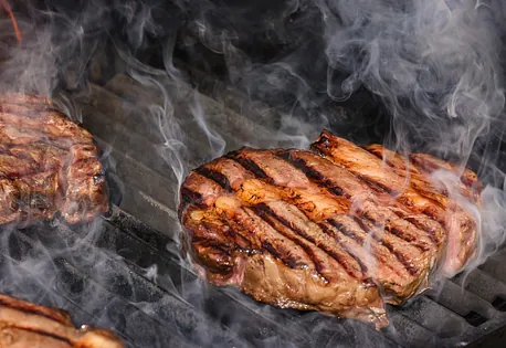 buenos pedazs de carne sobre parrilla